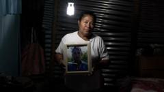 "El miedo ahora es otro": cómo ha cambiado la vida en El Salvador en los 4 años de guerra de Bukele contra las maras