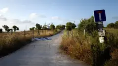 Uma barreira bloqueia a rua enquanto a polícia retoma as buscas pelo corpo de Madeleine McCann, que desapareceu em maio de 2007