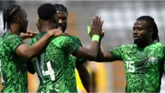 Ndị ọgbaabọọlụ Naịjirịa na-aṅụrị dịka ha nyechara goolu n'otu asọmpị ebe ha zutere Saudi Arabia