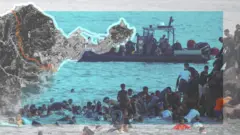 Composición que muestra un mapa de la frontera entre Marruecos y España y un grupo de personas tratando de cruzar a nado en el mar. En el fondo se ve un bote.
