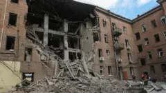 Поврежденный многоэтажный жилой дом в Днепре