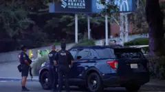 Policija stoji ispred automobila