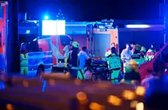 Equipes de emergência e policiais trabalham nas proximidades do local onde uma pessoa morreu e cerca de 15 ficaram feridas depois que um carro teria atingido a multidão nos arredores da parada do Christopher Street Day (CSD), em Berlim