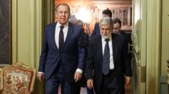 Celso Amorim e Sergey Lavrov em um salão neoclássico repleto de móveis históricos durante encontro em Moscou