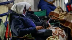 Сүрөттө: Киевдин айрым тургундары аткылоо учурунда метродо отурушту

