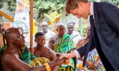 Tristram Hunt, directeur du V&A, serre la main d'Otumfuo Osei Tutu II