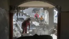 Yıkıntıda Filistinli bir adam ve çocuklar