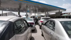 መኪናዎች ነዳጅ ማደያ ተሰልፈው