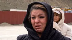 Mina Beled, kızı Pegah ile uzun bir aradan sonra Van'a gelmiş. Ülkesinde yaşanan savaşın tahribatını ağlayarak anlatıyor