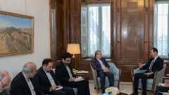 علی اصغر خاجی (نفر دوم از راست) در هفته های اخیر بارها به سوریه سفر و با بشار اسد (نفر اول از راست) ملاقات کرده است