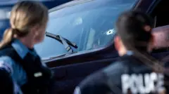 ਗੱਡੀ ਦੇ ਮੂਹਰਲੇ ਸ਼ੀਸ਼ੇ ਵਿੱਚ ਲੱਗੀ ਗੋਲ਼ੀ ਦਾ ਨਿਸ਼ਾਨ