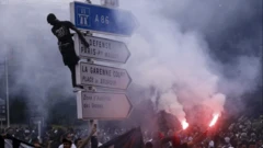 फ्रान्समध्ये मंगळवारपासून जाळपोळ सुरू आहे