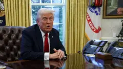 Дональд Трамп в Овальном кабинете