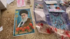 ملصقات متناثرة في كل مكان على الأرض
