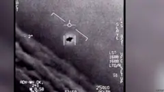 अमेरिकी रक्षा मंत्रालय ने 'हवा में दिखने वाली कुछ अस्पष्ट चीज़ों' के तीन वीडियो जारी किए हैं.