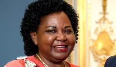 Ifoto yerekana Spès-Caritas Njebarikanuye mu maso, ariko araba muri camera, asa n'uwuriko aratwenga