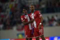 Leandro Barreiro ve Marvin Martins İzlanda galibiyetini kutluyor