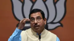 پرہلاد جوشی کو وزیر تعلیم کی اضافی ذمہ داری دی گئی ہے