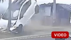 இலங்கையில் தென்னை மரத்தில் மோதி தலைகீழாக நின்ற கார்