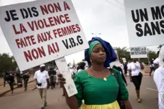 Une femme tient une pancarte sur laquelle on peut lire « Je dis non aux violences faites aux femmes, non aux VBG (violences basées sur le genre) » à Bamako, le samedi 26 2020, lors d'une manifestation contre les violences faites aux femmes au Mali.