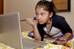 मेकअप करणारी लहान मुलगी