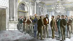 Recepção real em um palácio, com a participação de diversas pessoas