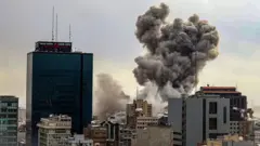 Vista geral de Teerã com fumaça visível ao fundo, após relatos de explosões na cidade, em 2 de março de 2026.