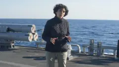 Umumenyeshamakuru wa BBC yashitse ku bwato USS Bataan buhanganye n'aba Houthi.