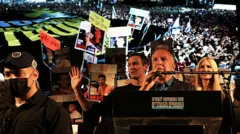 Специальный посланник США на Ближнем Востоке Стив Уиткофф (в центре), Джаред Кушнера (слева) и Иванка Трамп. Уиткофф выступает перед толпой на площади Заложников в Тель-Авиве, Израиль, 11 октября 2025 года