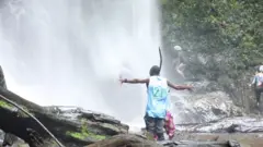 Awọn arinrinajo afẹ leti omi apata Olumirin