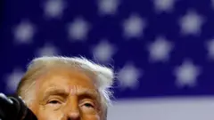 Лицо Трампа на фоне американского флага