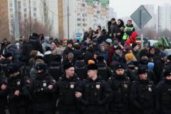 Policías formando un cordón para separar a los manifestantes