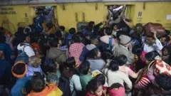 મહાકુંભ : નવી દિલ્હી રેલ્વે સ્ટેશન પર થયેલી ધક્કામુક્કી બાદ બીબીસીના પત્રકારોએ શું જોયું?