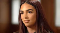 У Ділари довге рудувате волосся