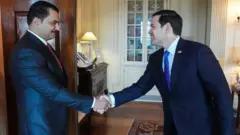  وزير الخارجية الأمريكي ماركو روبيو يصافح صدام حفتر، نائب قائد قوات الشرق الليبي.