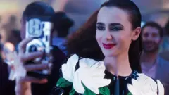 Кадр із серіалу Емілі в Парижі