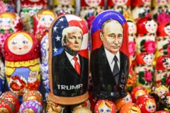 Bonecas tradicionais russas, as matryoshka, trazem rostos de Putin e Trump