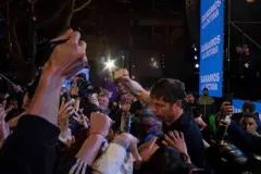 El gobernador de Buenos Aires, Axel Kicillof, saluda a seguidores en un acto partidario.