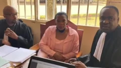 Beatrice Munyenyezi yicaye hagati y'abamwunganira mu mategeko mu 2022