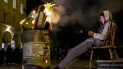 Абхазиянын президенттик администрациясынын имаратынын алдында митингчилер. 18-ноябрь