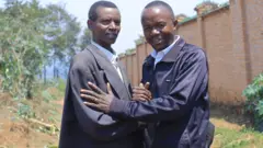Manirambona Longin (i bubamfu) ari kumwe n'uwo  yiciye se Nsengiyumva Renovat