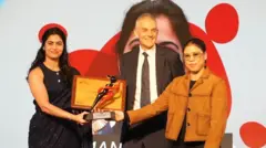 नेमबाज मनू भाकरला बीबीसी स्पोर्ट्सवूमन ऑफ द इयर पुरस्काराने गौरवताना बॉक्सर मेरी कोम आणि बीबीसीचे डायरेक्टर जनरल टिम डेवी.