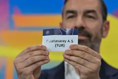 Galatasaray yazılı kura yazısını gösteren Robert Pires