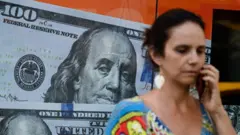 Mujer con billete de dólar.