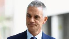 2022年4月28日，BBC總裁蒂姆·戴維在倫敦BBC國際部辦公樓外的資料照片