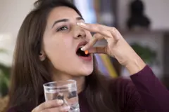 गर्भनिरोधक गोळी घेताना महिला 