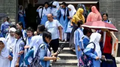 স্কুলের শিক্ষার্থীরা, 