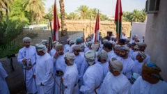 تجمع جمعی از مردان با لباس سنتی و سفید