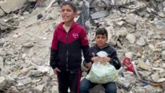 طفلان فلسطينيان يبيعان الكعك في غزة