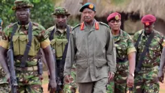 ፕረዚደንት ሙሴቪኒ -ማእከል- መራሒ ዓመጽቲ ኰይኑ ናብ ስልጣን ክመጽእ እንከሎ፡ ንሻድሻይ ግዜ ኣብ ስልጣን ዝጸንሐ ፕረዚደንት እዩ